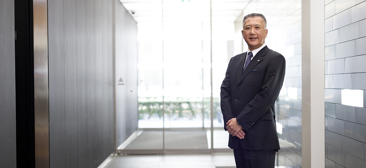 横浜事業所所長 田邉 靖男 Yasuo Tanabe